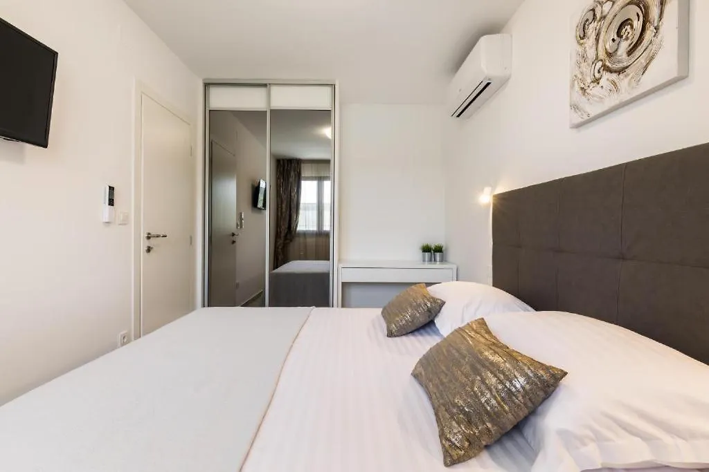 Guest house Pino Luxury Rooms And Apartment Split