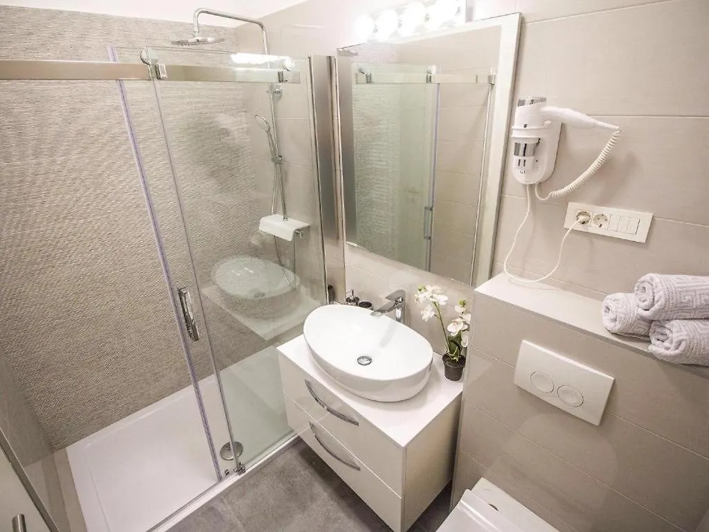 Guest house Pino Luxury Rooms And Apartment Split