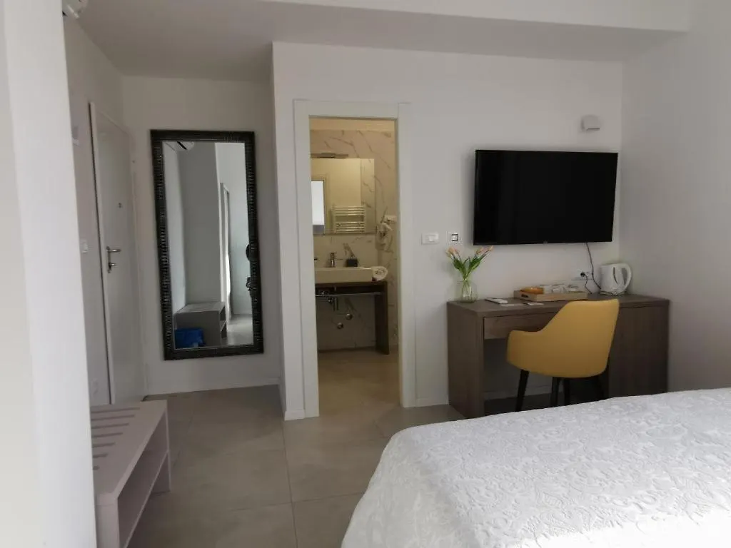 Pino Luxury Rooms And Apartment Split Guest house